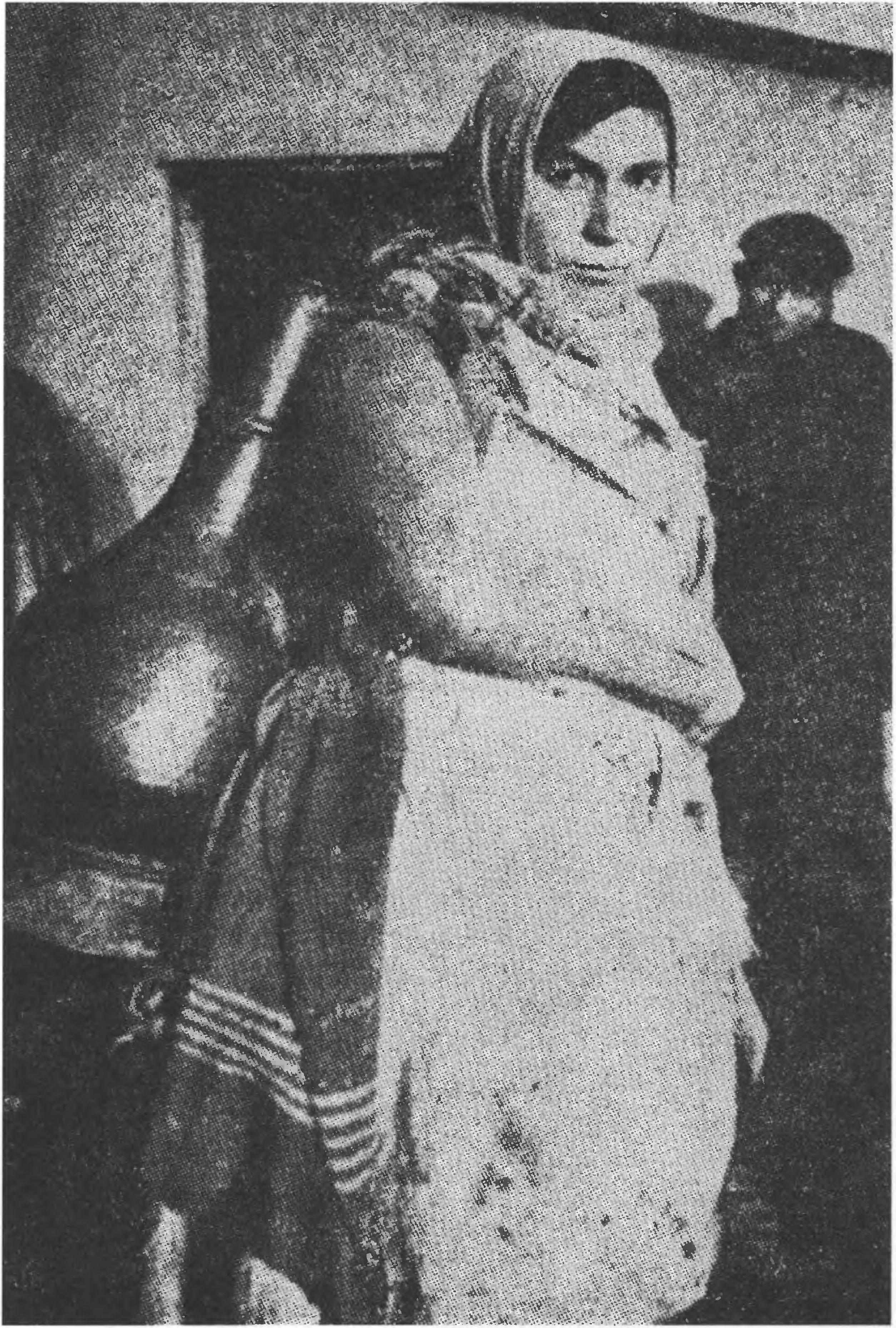 Крымчакская женщина в традиционной одежде (фото начала XX в.)