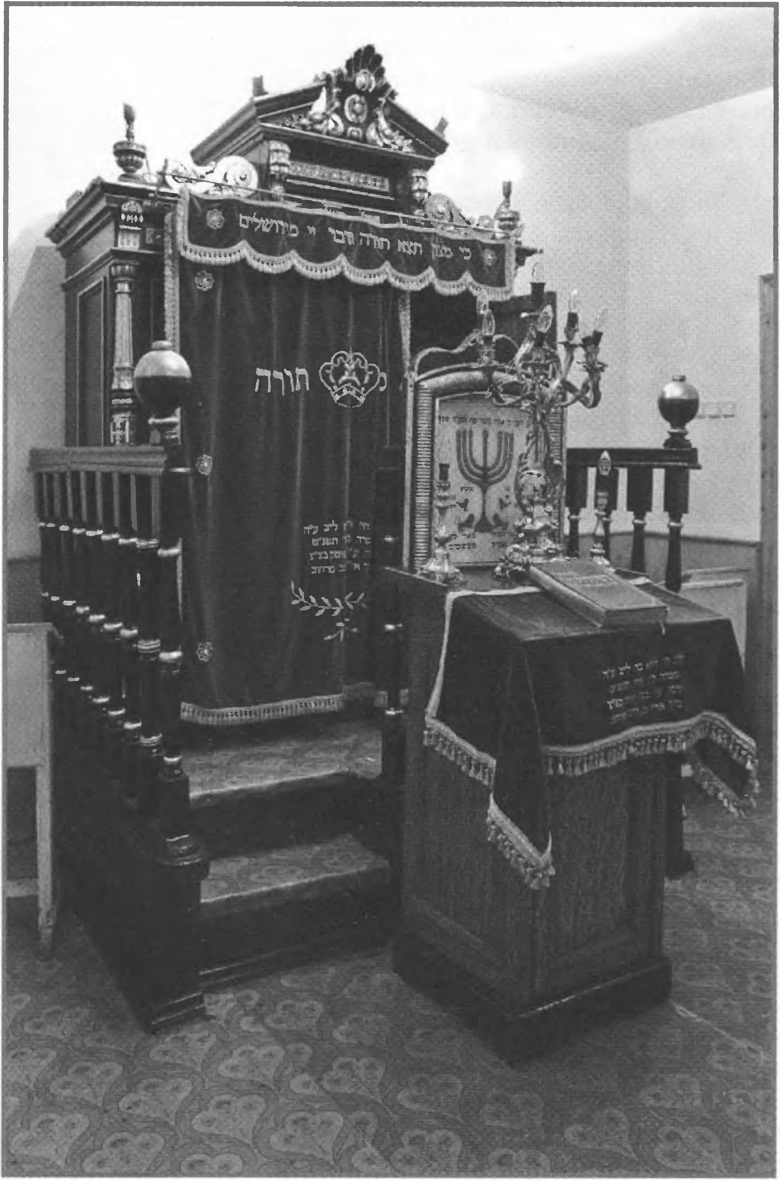 Арон а-кодеш и бима, уцелевшие после ликвидации симферопольской хоральной синагоги (современный вид)
