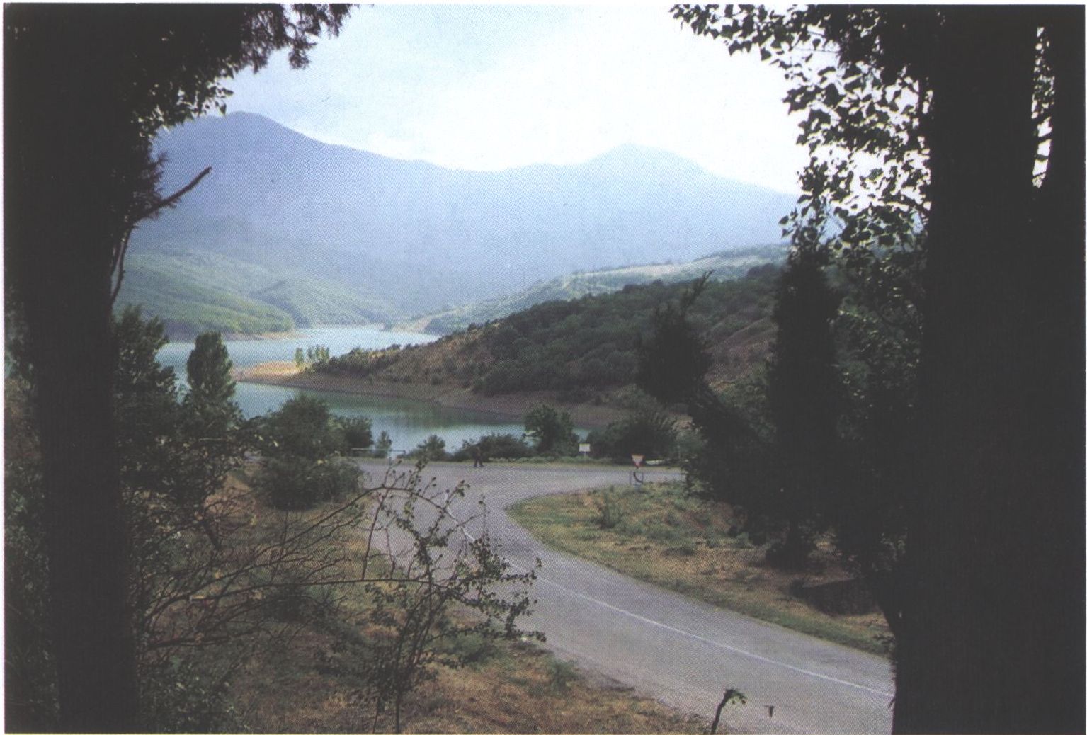 Старая дорога на Чатырдаг у с. Изобильного. Фото О. Широкова. 2008 г. Старая дорога на Чатырдаг у с. Изобильного. Фото О. Широкова. 2008 г.