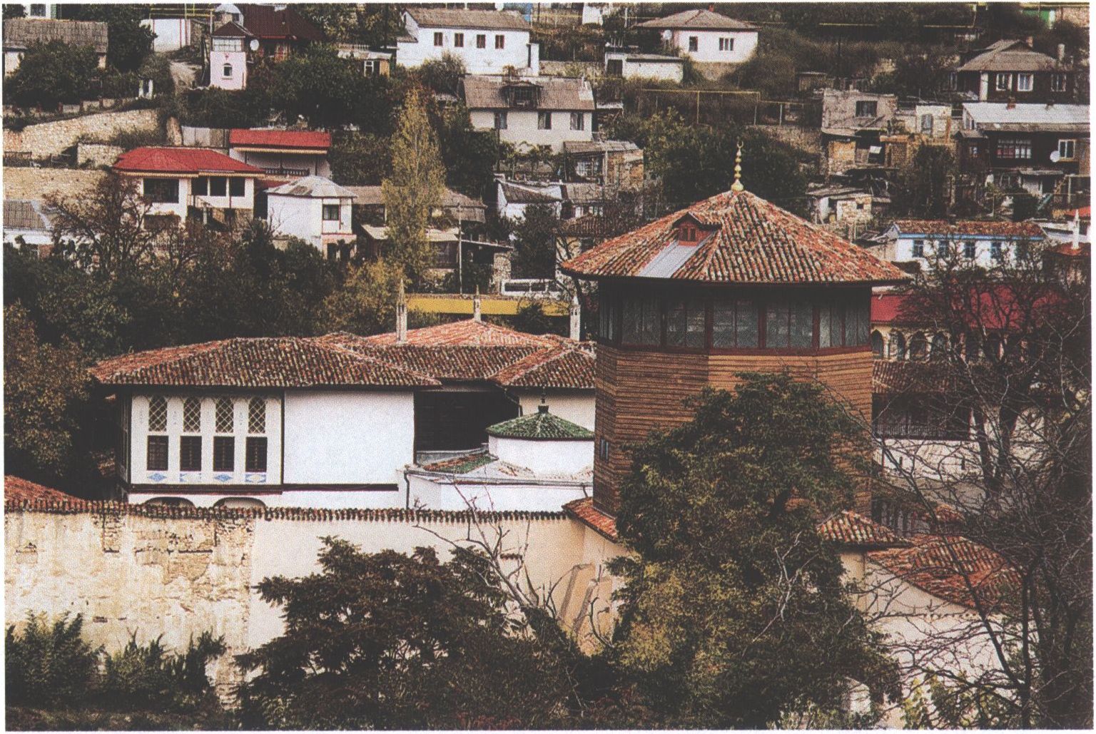 Соколиная башня дворцового комплекса в Бахчисарае. Фото В. Демиденко. 2014 г. Соколиная башня дворцового комплекса в Бахчисарае. Фото В. Демиденко. 2014 г.