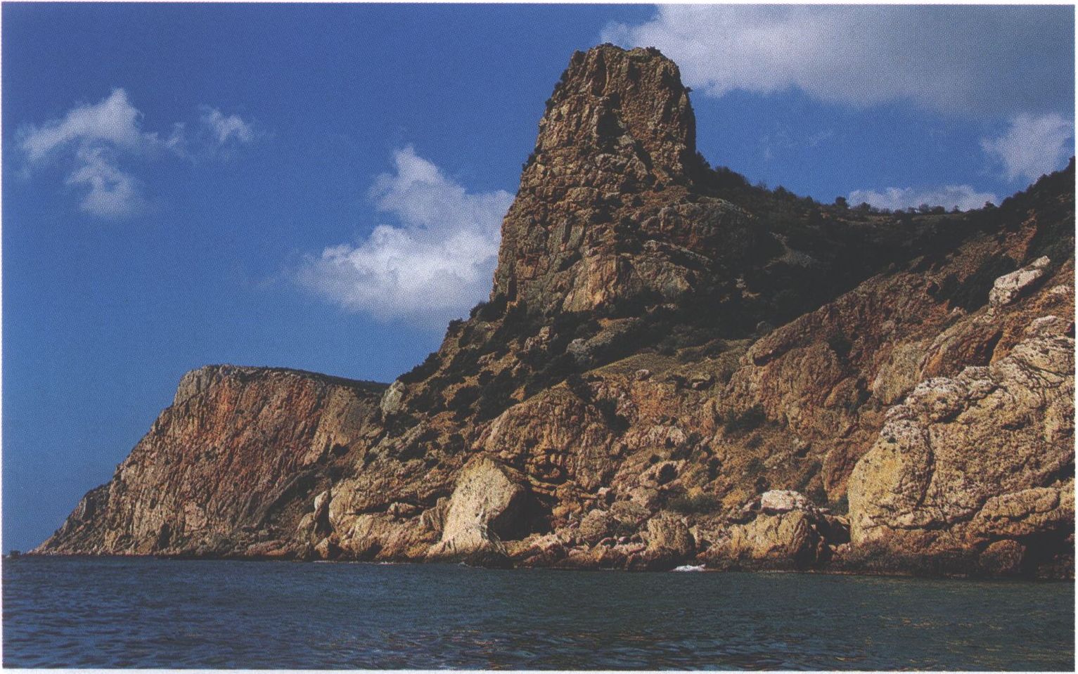 Южный берег в окрестностях мыса Фиолент. Фото В. Демиденко. 2014 г. Южный берег в окрестностях мыса Фиолент. Фото В. Демиденко. 2014 г.