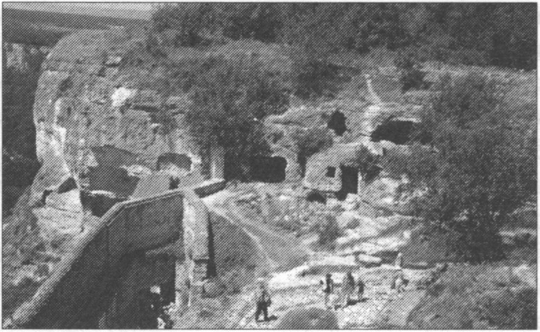 Бахчисарай. Пещерный город Чуфут-Кале Бахчисарай. Пещерный город Чуфут-Кале