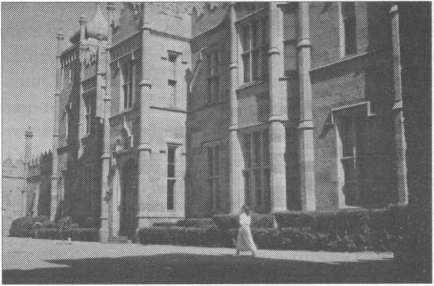 Алупка. Воронцовский дворец с «черного» хода Алупка. Воронцовский дворец с «черного» хода