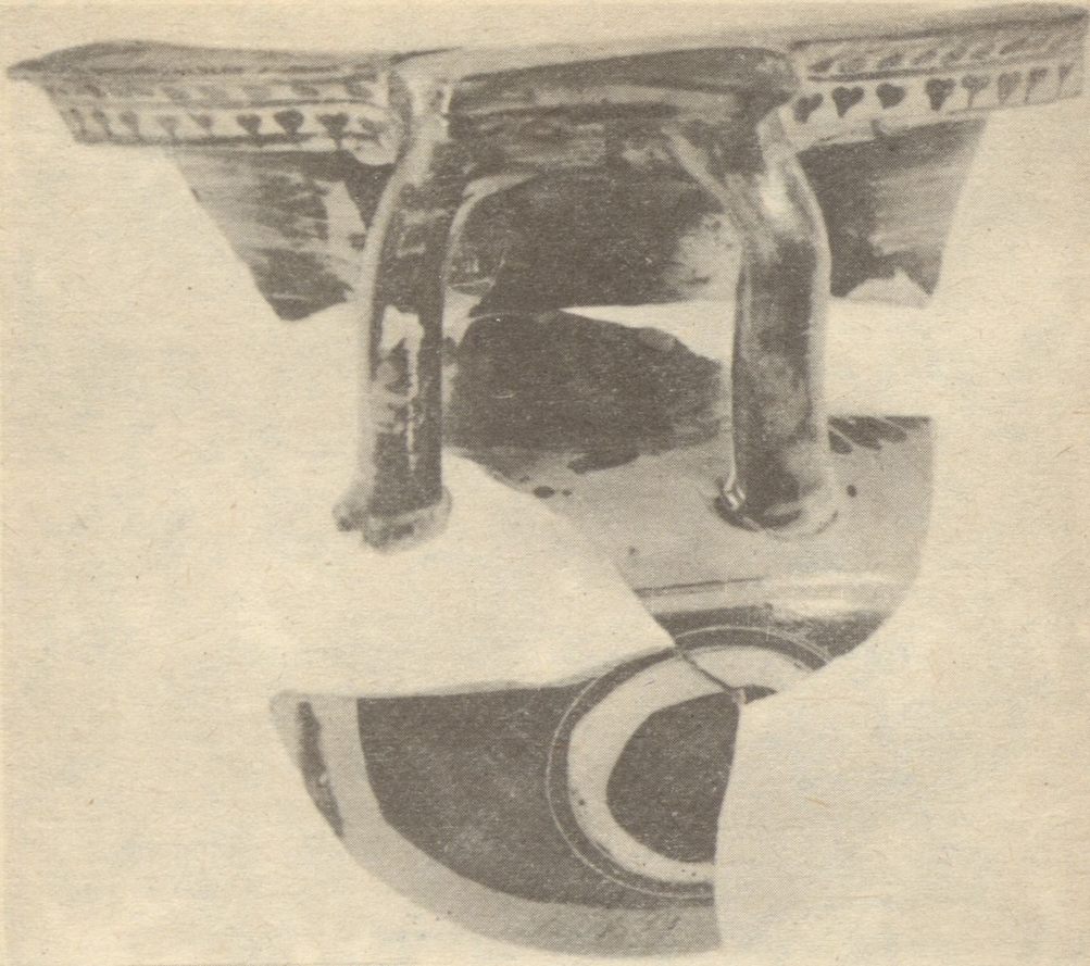 Фрагмент маленького кратера с изображением глаза-апотропея (оберега) под ручкой. Аттика. Начало V в. до н. э Фрагмент маленького кратера с изображением глаза-апотропея (оберега) под ручкой. Аттика. Начало V в. до н. э