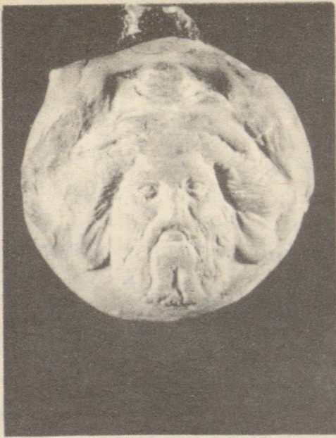 Фигурный сосуд для благовоний: на лицевой стороне изображен Фигурный сосуд для благовоний: на лицевой стороне изображен