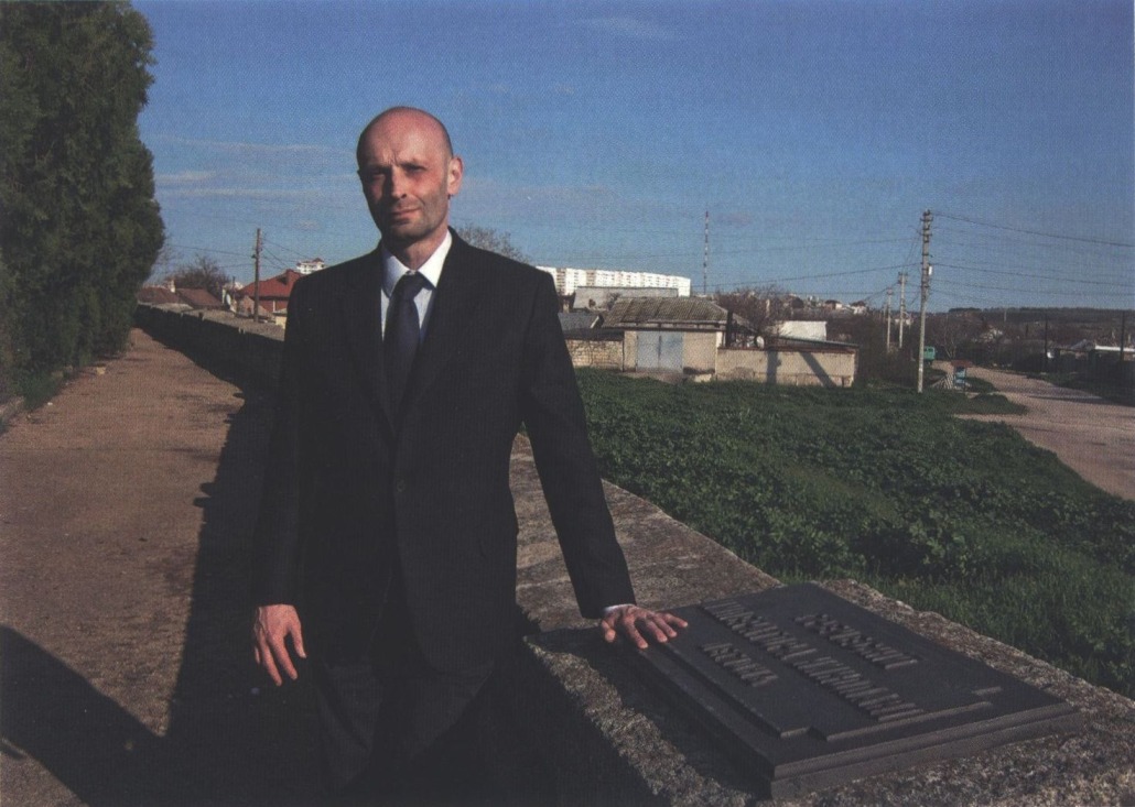 Автор (С.А. Пинчук-Галани) на месте памятной доски Греческому легиону Автор (С.А. Пинчук-Галани) на месте памятной доски Греческому легиону