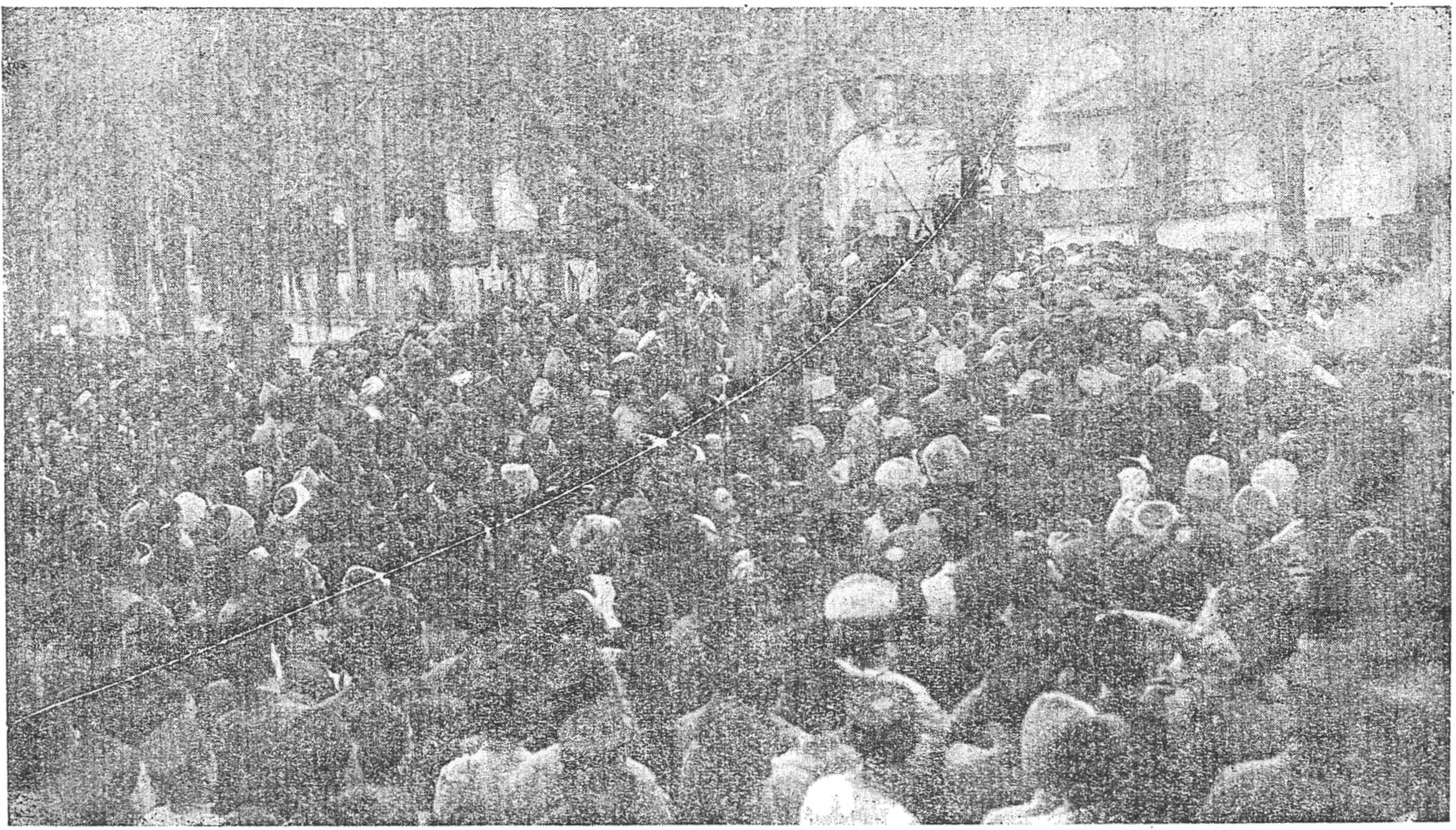 Один из многолюдных митингов первых дней февральской революции (Бахчисарай). На трибуне член ЦК Милли Фирка Челебиев