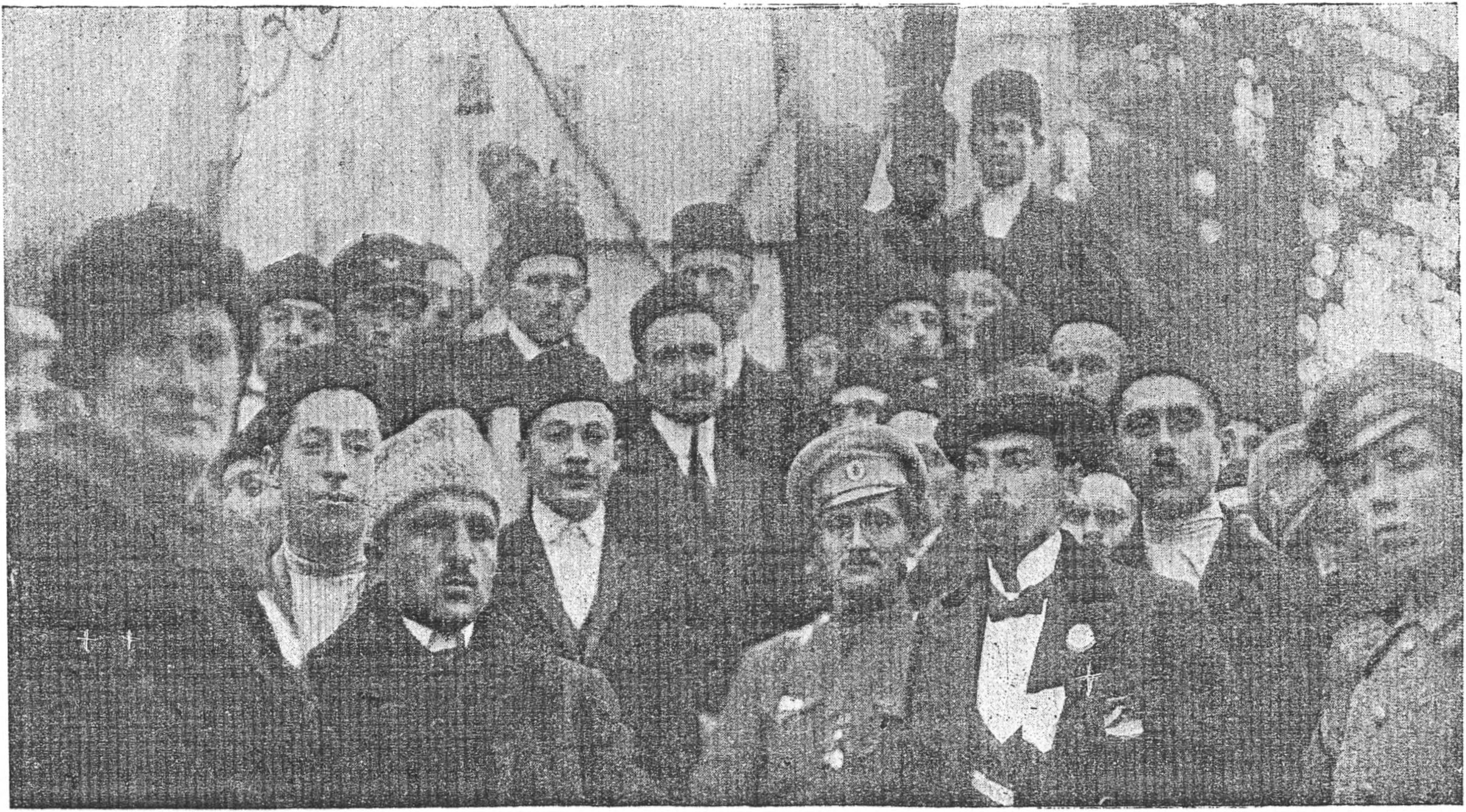 Представители контрреволюционной Украинской Рады приветствуют Курултай. В центре член ЦК Милли Фирка Челебиев Представители контрреволюционной Украинской Рады приветствуют Курултай. В центре член ЦК Милли Фирка Челебиев