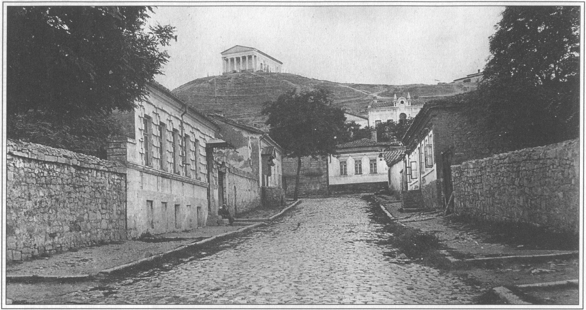 Армянский переулок с видом на музей древностей (гора Митридат). Фото 1930-х годов