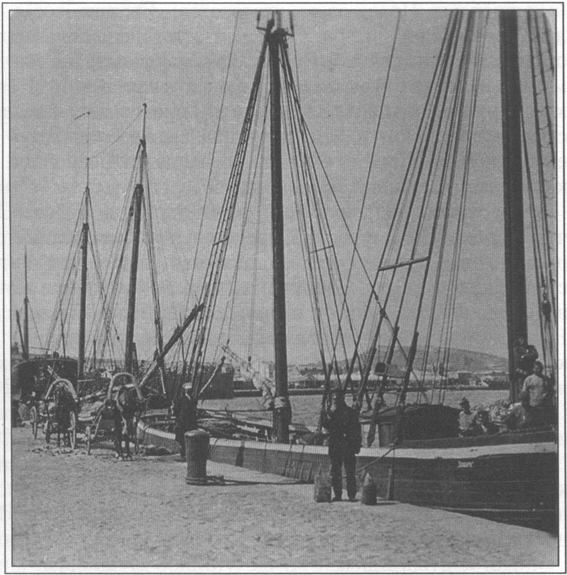 Феодосийская гавань. Фрагмент стереооткрытки начала XX в. Феодосийская гавань. Фрагмент стереооткрытки начала XX в.