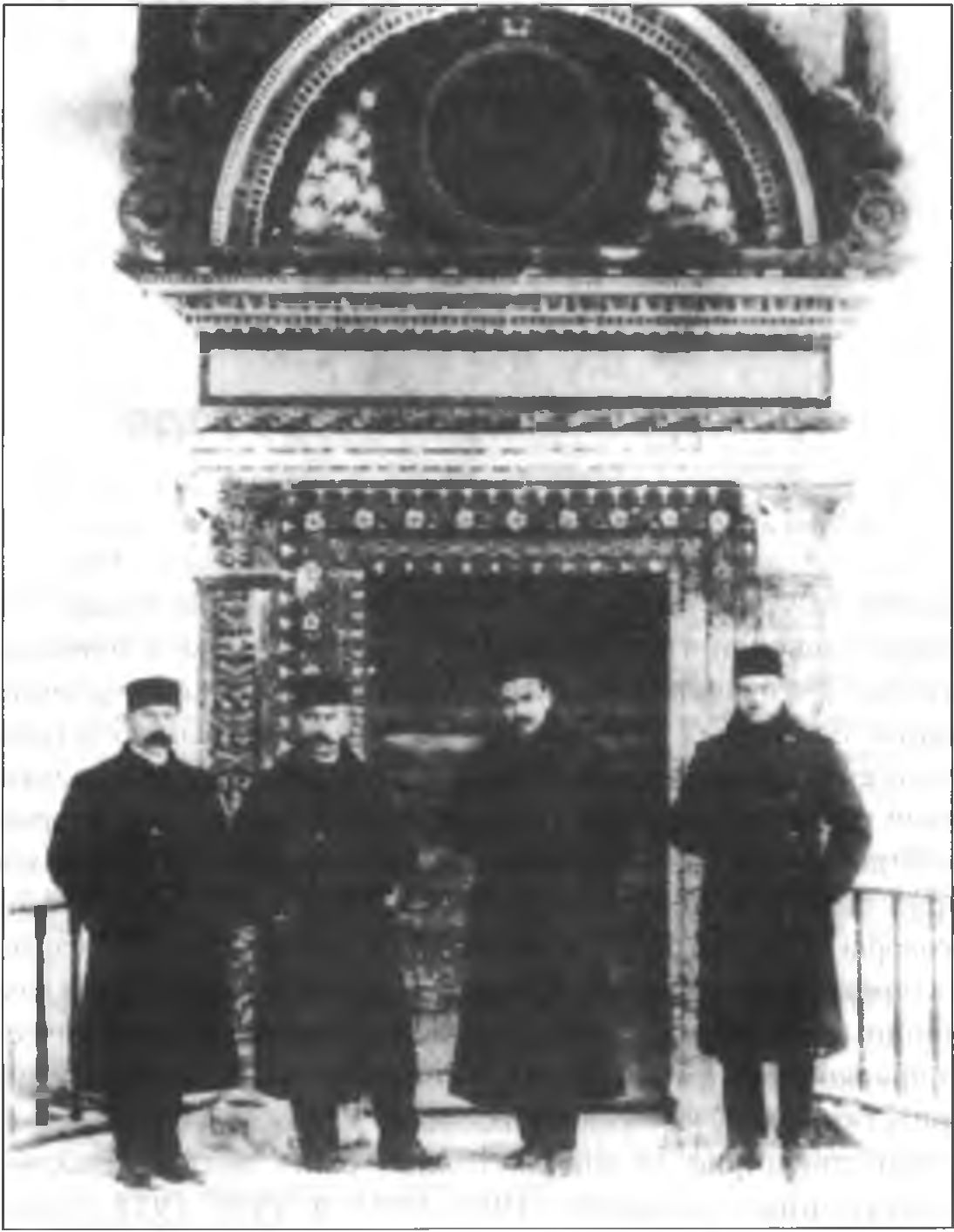 Лидеры крымскотатарского национально-освободительного движения 1917—1918 гг. Слева направо С.Д. Хаттатов, А.С. Айвазов, Н. Челебиджихан, Д. Сейдаметов Лидеры крымскотатарского национально-освободительного движения 1917—1918 гг. Слева направо С.Д. Хаттатов, А.С. Айвазов, Н. Челебиджихан, Д. Сейдаметов