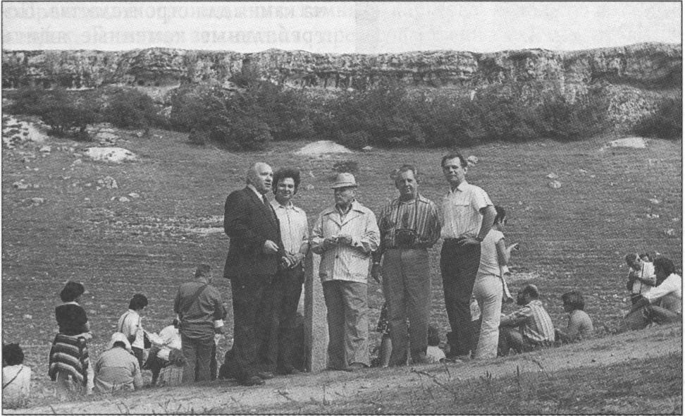 Участники Советско-французского рабочего полевого семинара по теме: «Динамика взаимодействия природной среды и доисторического общества» у палеолитических стоянок Красной балки г. Аккая в Крымском предгорье, 1978 г Участники Советско-французского рабочего полевого семинара по теме: «Динамика взаимодействия природной среды и доисторического общества» у палеолитических стоянок Красной балки г. Аккая в Крымском предгорье, 1978 г