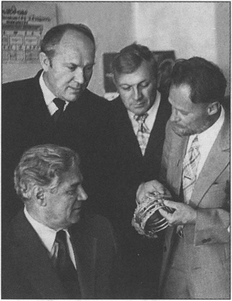 Сокровища Нагайчинского кургана (Золотая гривна, весом 922 г) — свидетельство сарматской культуры эпохи раннего железа: первооткрыватель А.А. Щепинский дает пояснения ученым Симферопольского университета Сокровища Нагайчинского кургана (Золотая гривна, весом 922 г) — свидетельство сарматской культуры эпохи раннего железа: первооткрыватель А.А. Щепинский дает пояснения ученым Симферопольского университета