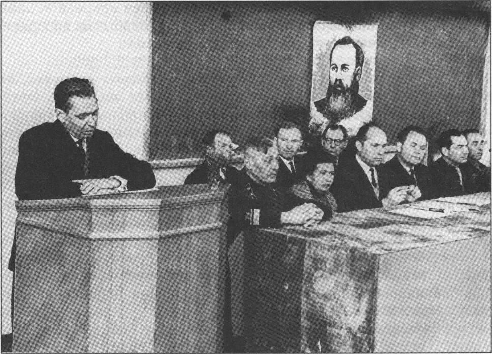 100-летие со дня рождения Г.Ф. Морозова, 1967 г. Крымские ученые в президиуме торжественного собрания (слева направо): выступает с докладом В.Г. Мишнёв, первый ряд — А.П. Андроновский, А.П. Попова, В.Г. Ена, Ю.В. Сахаров, А.И. Пестов, Н.И. Рубцов; второй ряд — В.С. Щичко, М.В. Сивцев, Я.Д. Козин 100-летие со дня рождения Г.Ф. Морозова, 1967 г. Крымские ученые в президиуме торжественного собрания (слева направо): выступает с докладом В.Г. Мишнёв, первый ряд — А.П. Андроновский, А.П. Попова, В.Г. Ена, Ю.В. Сахаров, А.И. Пестов, Н.И. Рубцов; второй ряд — В.С. Щичко, М.В. Сивцев, Я.Д. Козин