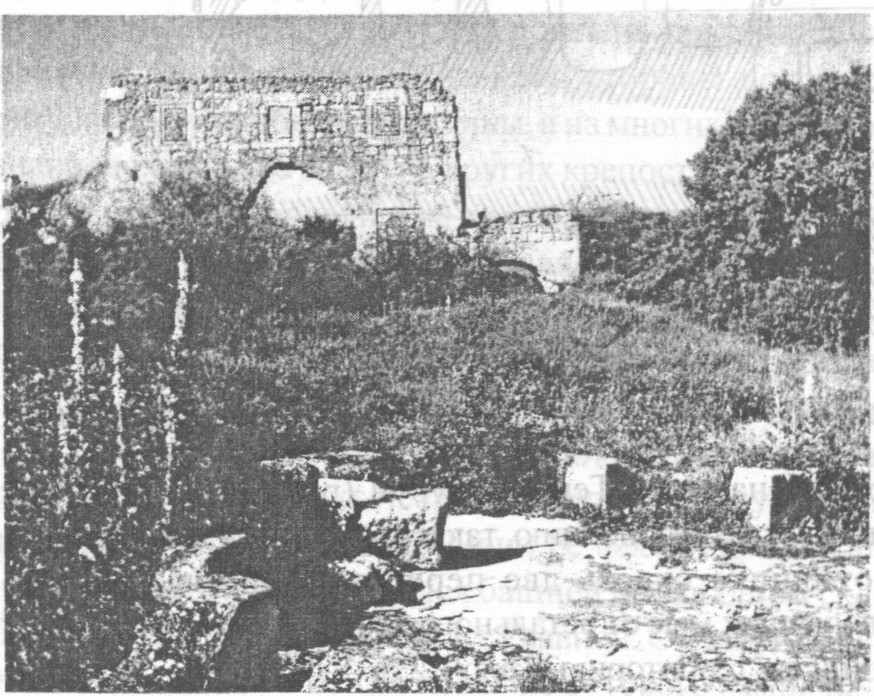 Рис. 39. Мангуп. Оборонительная стена цитадели. На переднем плане — храм «Октагон» Рис. 39. Мангуп. Оборонительная стена цитадели. На переднем плане — храм «Октагон»