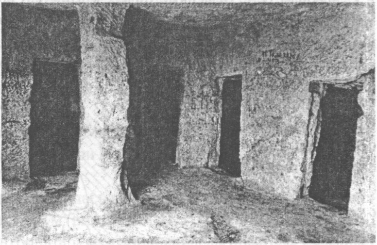 Рис. 43. Мангуп. Комплекс Барабан-Коба Рис. 43. Мангуп. Комплекс Барабан-Коба