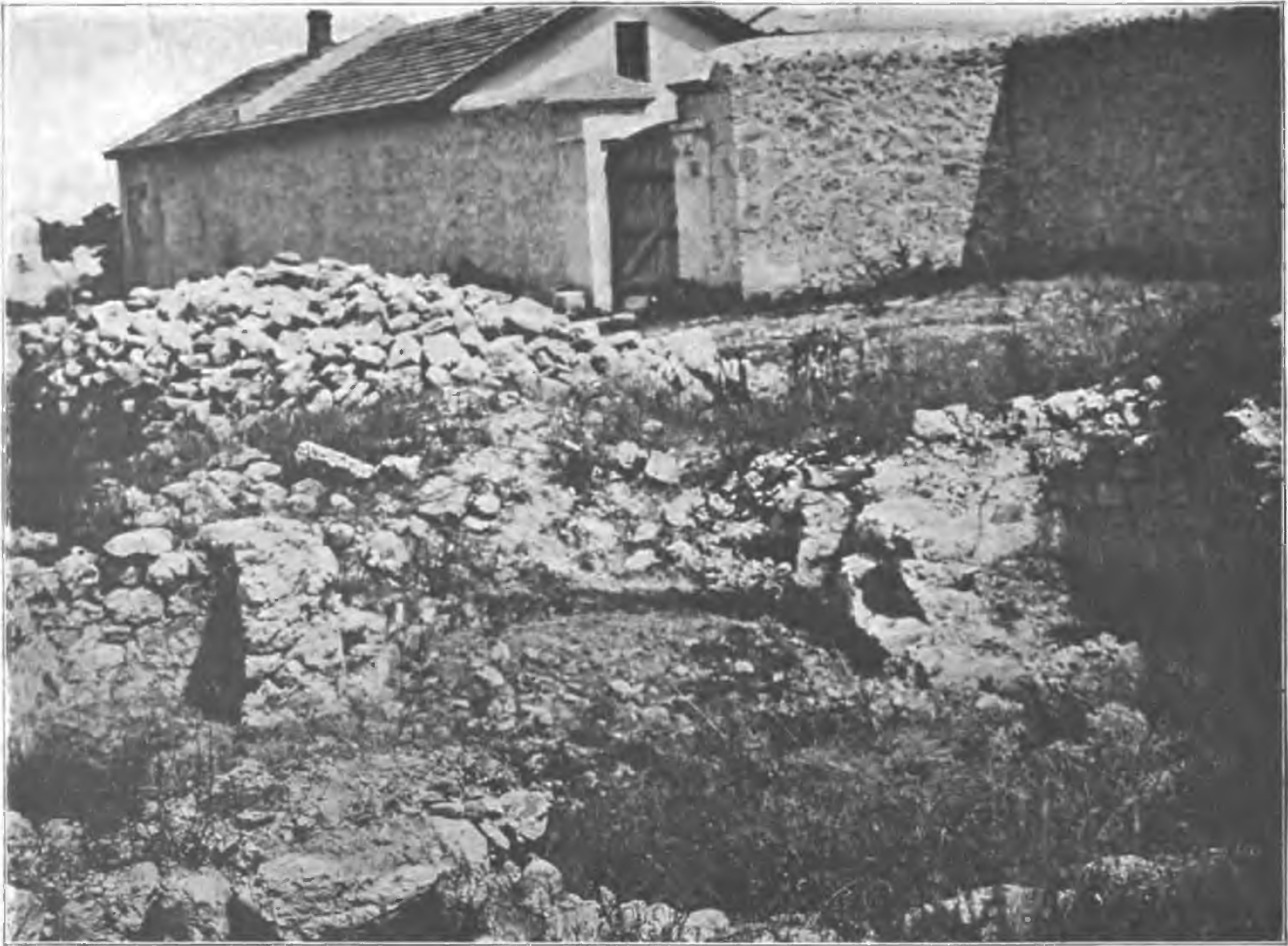 Рис. 73. Развалины храмика № 4 Рис. 73. Развалины храмика № 4