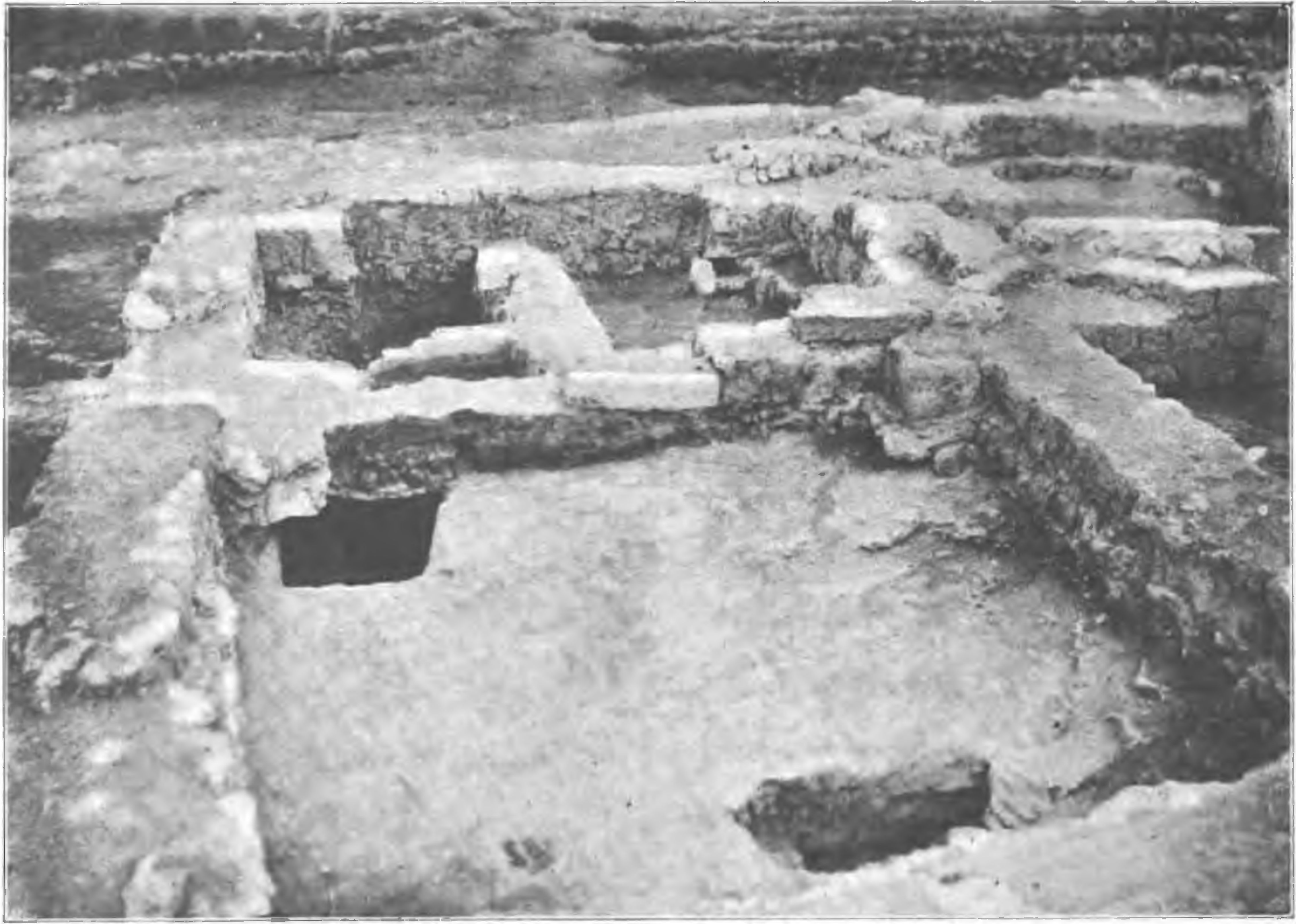 Рис. 82. Жилые помещения слева от усыпальницы Рис. 82. Жилые помещения слева от усыпальницы