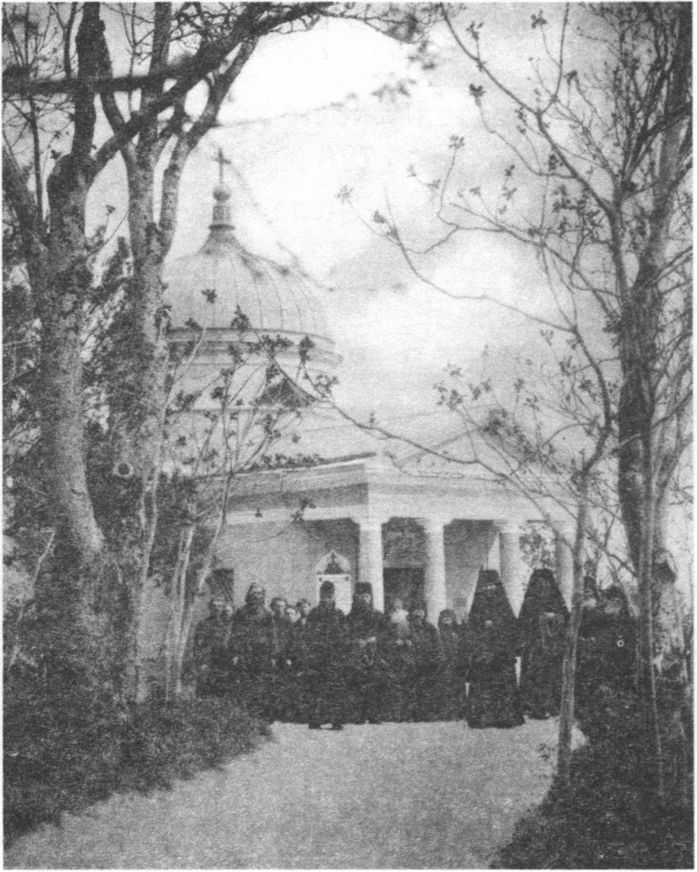 Балаклавский монастырь. Монахи и послушники около храма св. Георгия (фото начала XX в.) Балаклавский монастырь. Монахи и послушники около храма св. Георгия (фото начала XX в.)