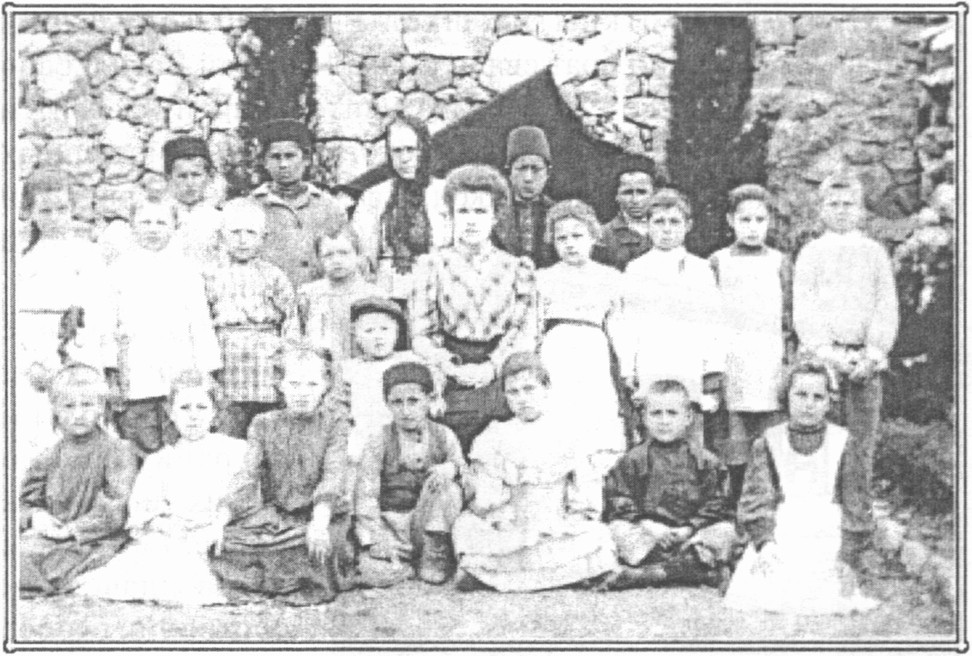 М.П. Ундольская 18-ти лет со своими учениками. 1906 год