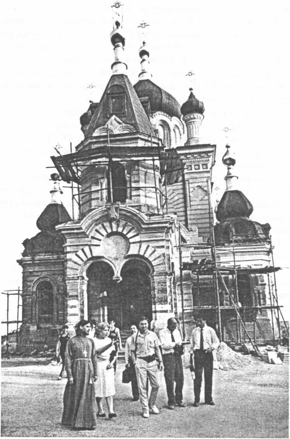 Возрождение храма. На переднем плане о. Петр Возрождение храма. На переднем плане о. Петр