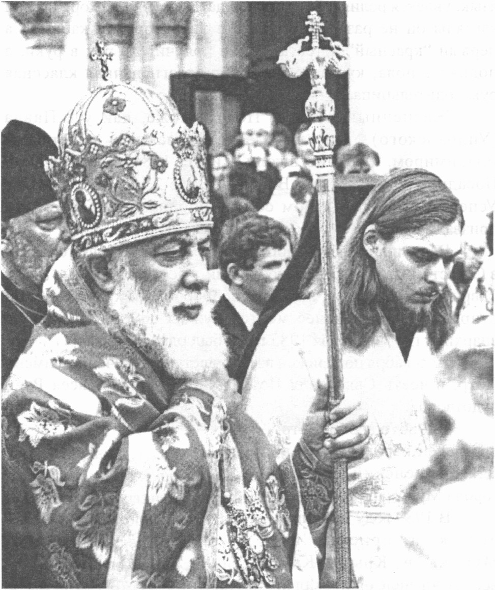 В начале пути. Задумывался ли о. Петр, что ждет его впереди. На фото: сослужение патриарху грузинскому Илии в день празднования тысячелетия крещения Руси. г. Суздаль 1988 г В начале пути. Задумывался ли о. Петр, что ждет его впереди. На фото: сослужение патриарху грузинскому Илии в день празднования тысячелетия крещения Руси. г. Суздаль 1988 г