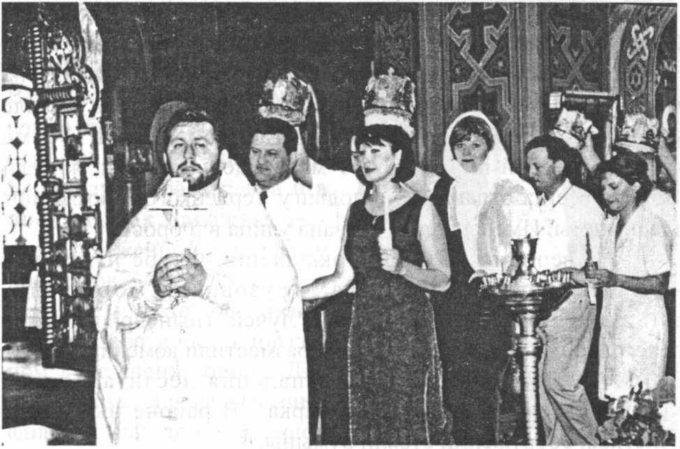 Обряд венчания проводит настоятель храма Воскресения Христова отец Евгений Обряд венчания проводит настоятель храма Воскресения Христова отец Евгений