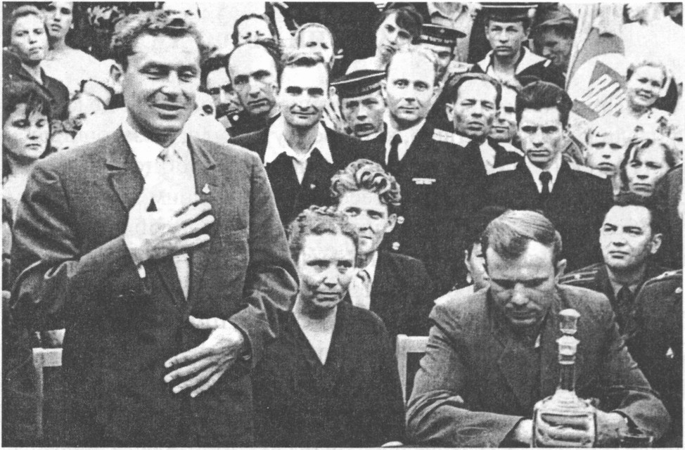 Г.С. Титов и Ю.А. Гагарин на встрече в Форосе. Посередине — Е.П. Терлецкая, вдова героя. Сентябрь 1961 г