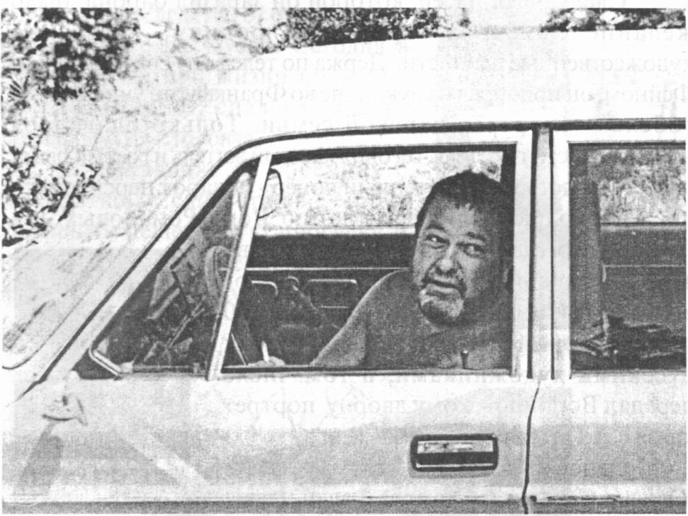 Любительская фотография. Ю. Семенов за рулем своей машины в Форосе Любительская фотография. Ю. Семенов за рулем своей машины в Форосе