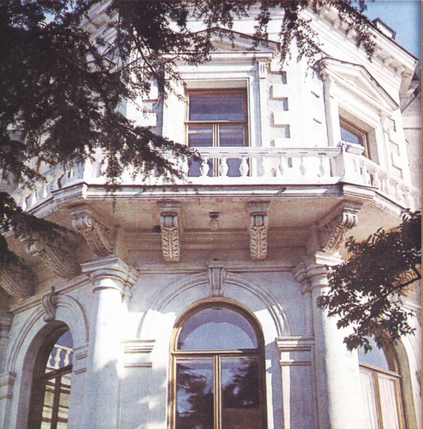Южный фасад дворца. Балкон на котором пел Ф. Шаляпин