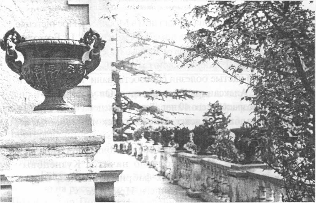 В Форосе еще в 70-е годы чугунные вазы у дворцового корпуса были украшены фигурками купидонов