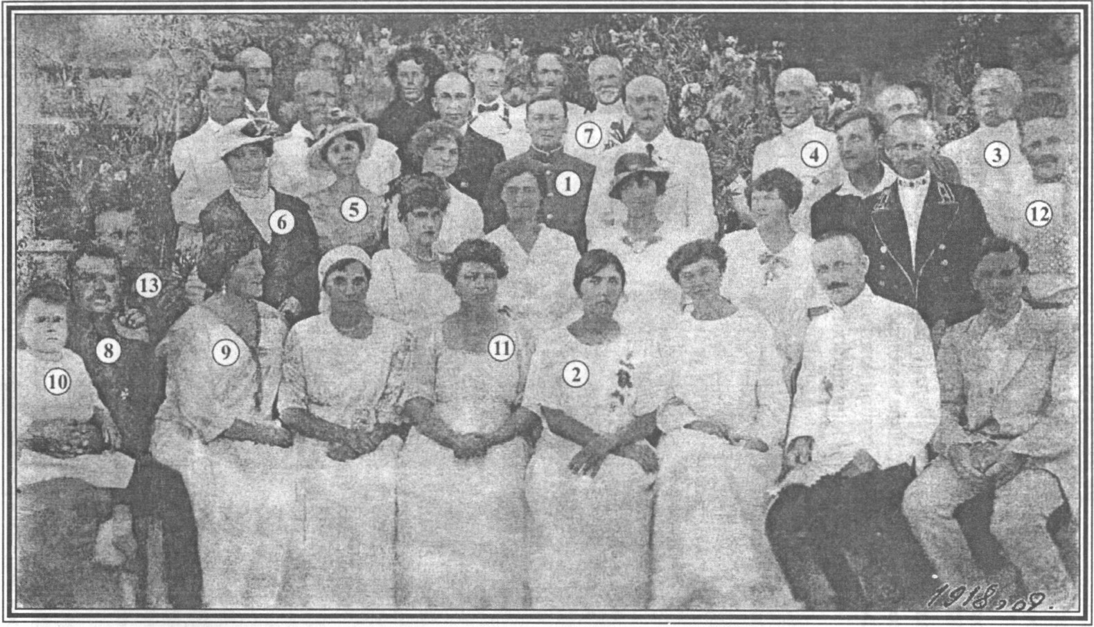 Весь «свет общества» в имении «Комперия» на именинах смотрителя маяка. 1918 г