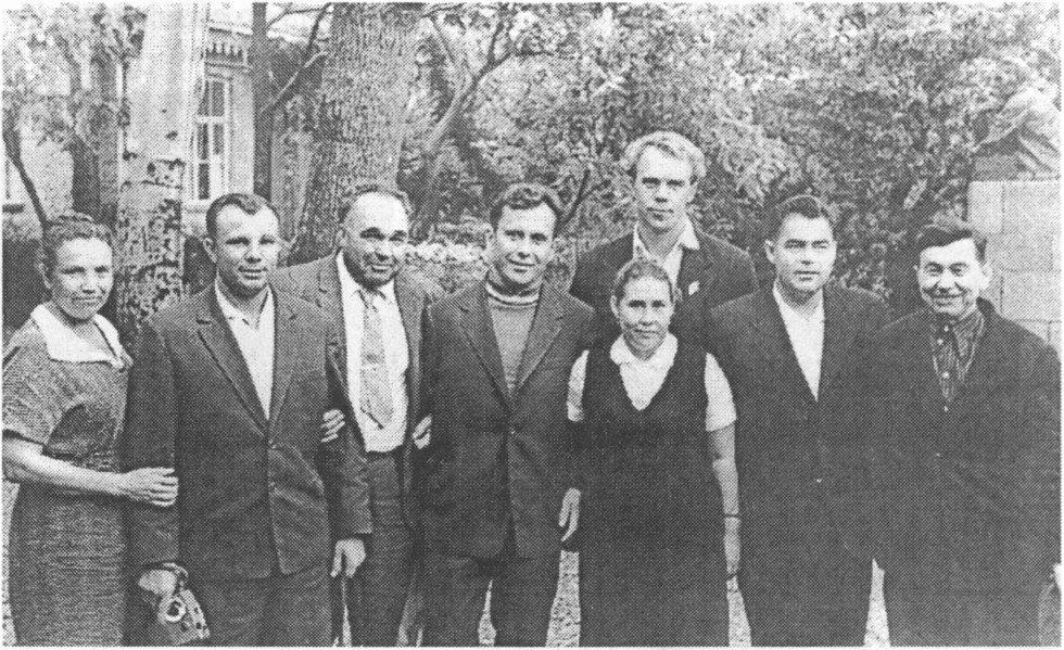 В октябре 1962 года во время отдыха в «Тессели» космонавтов Николаева и Поповича к ним в гости приехал Юрий Гагарин. На фотографии слева направо: Е.П. Терлецкая — вдова героя, Ю.А. Гагарин, В.К. Чернявский — директор санатория, П.Р. Попович. Второй справа — А.Г. Николаев В октябре 1962 года во время отдыха в «Тессели» космонавтов Николаева и Поповича к ним в гости приехал Юрий Гагарин. На фотографии слева направо: Е.П. Терлецкая — вдова героя, Ю.А. Гагарин, В.К. Чернявский — директор санатория, П.Р. Попович. Второй справа — А.Г. Николаев