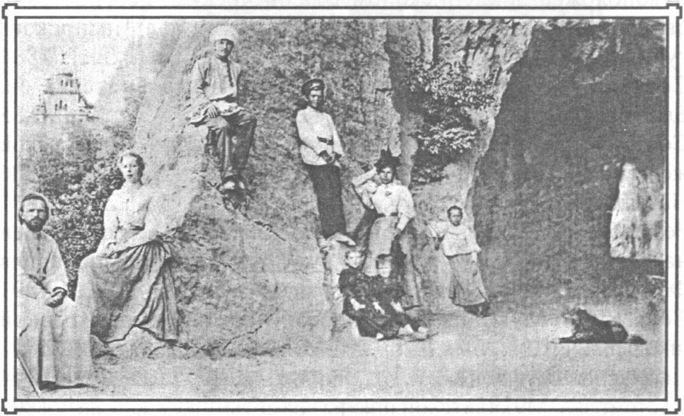 Фотография из архива Ундольских. На фото надпись: «Слева направо: А. Виноградов из Петербурга, А. Лебедева. Н.В Ундольский, Н. Лебедев, Мария и Зина Ундольские, жена Аркадия Виноградова, З. Лебедева и «Рекс». Фотографировал Вася Ундольский. 1899 г.» Фотография из архива Ундольских. На фото надпись: «Слева направо: А. Виноградов из Петербурга, А. Лебедева. Н.В Ундольский, Н. Лебедев, Мария и Зина Ундольские, жена Аркадия Виноградова, З. Лебедева и «Рекс». Фотографировал Вася Ундольский. 1899 г.»