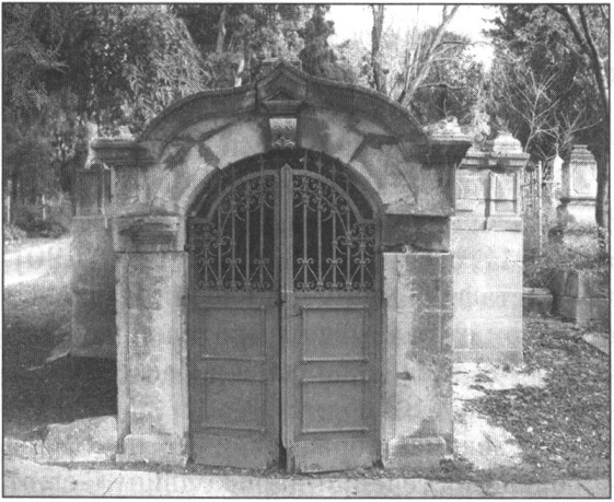 Склеп Гнилосыровых на старом севастопольском городском кладбище. 2010 г. Склеп Гнилосыровых на старом севастопольском городском кладбище. 2010 г.