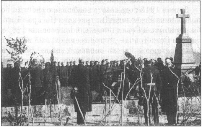 Михайловское кладбище. Панихида у памятника капитану В.И. Галанину на братской могиле экипажа линкора «Евстафий». 1916 г. Михайловское кладбище. Панихида у памятника капитану В.И. Галанину на братской могиле экипажа линкора «Евстафий». 1916 г.