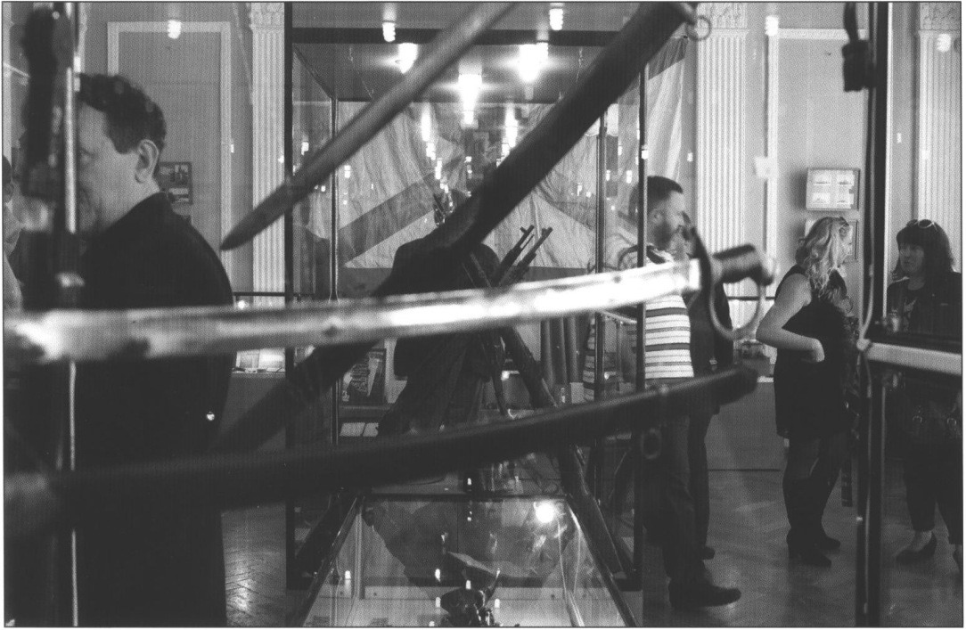 Витрина с образцами холодного оружия Витрина с образцами холодного оружия