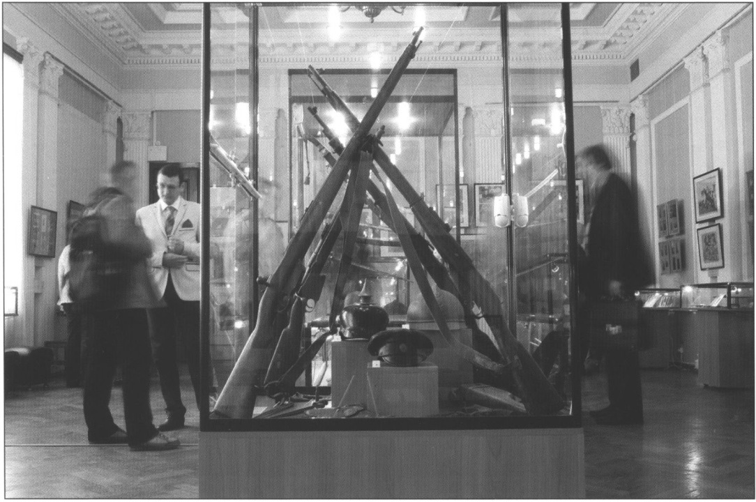 Витрина с образцами огнестрельного оружия Витрина с образцами огнестрельного оружия