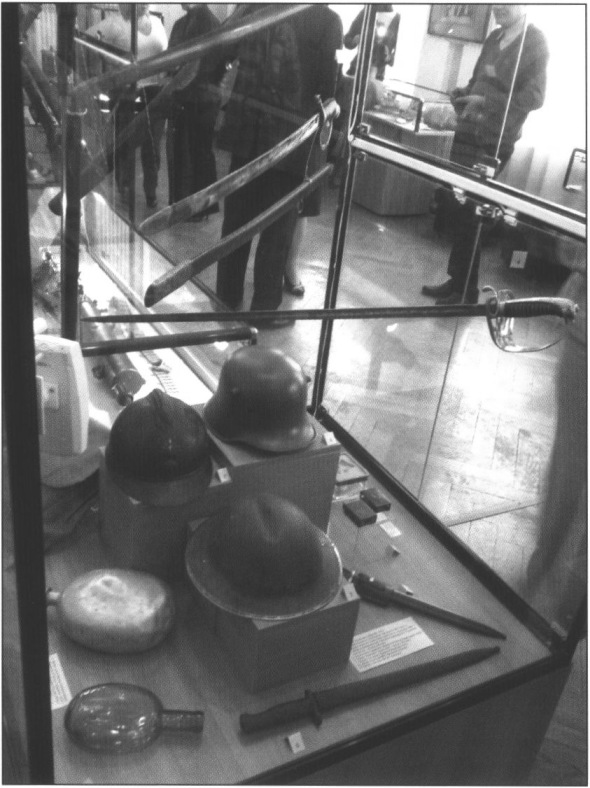 Витрина с образцами снаряжения 1914—1918 гг. Витрина с образцами снаряжения 1914—1918 гг.