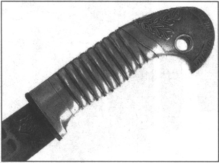 Эфес шашки офицерской казачьей образца 1881/1910 г. Георгиевское оружие дополнялось темляком из георгиевской ленты и уменьшенного крестика ордена Св. Георгия, который крепился на эфесе Эфес шашки офицерской казачьей образца 1881/1910 г. Георгиевское оружие дополнялось темляком из георгиевской ленты и уменьшенного крестика ордена Св. Георгия, который крепился на эфесе