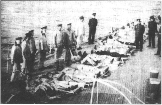 Санитарные манёвры. Условно раненные на борту военного корабля. 1909 г. Санитарные манёвры. Условно раненные на борту военного корабля. 1909 г.