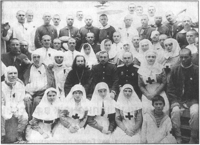 Раненые, поступившие в Севастопольский морской госпиталь с линкора «Императрица Мария» и сотрудники госпиталя. 1916 г. Раненые, поступившие в Севастопольский морской госпиталь с линкора «Императрица Мария» и сотрудники госпиталя. 1916 г.