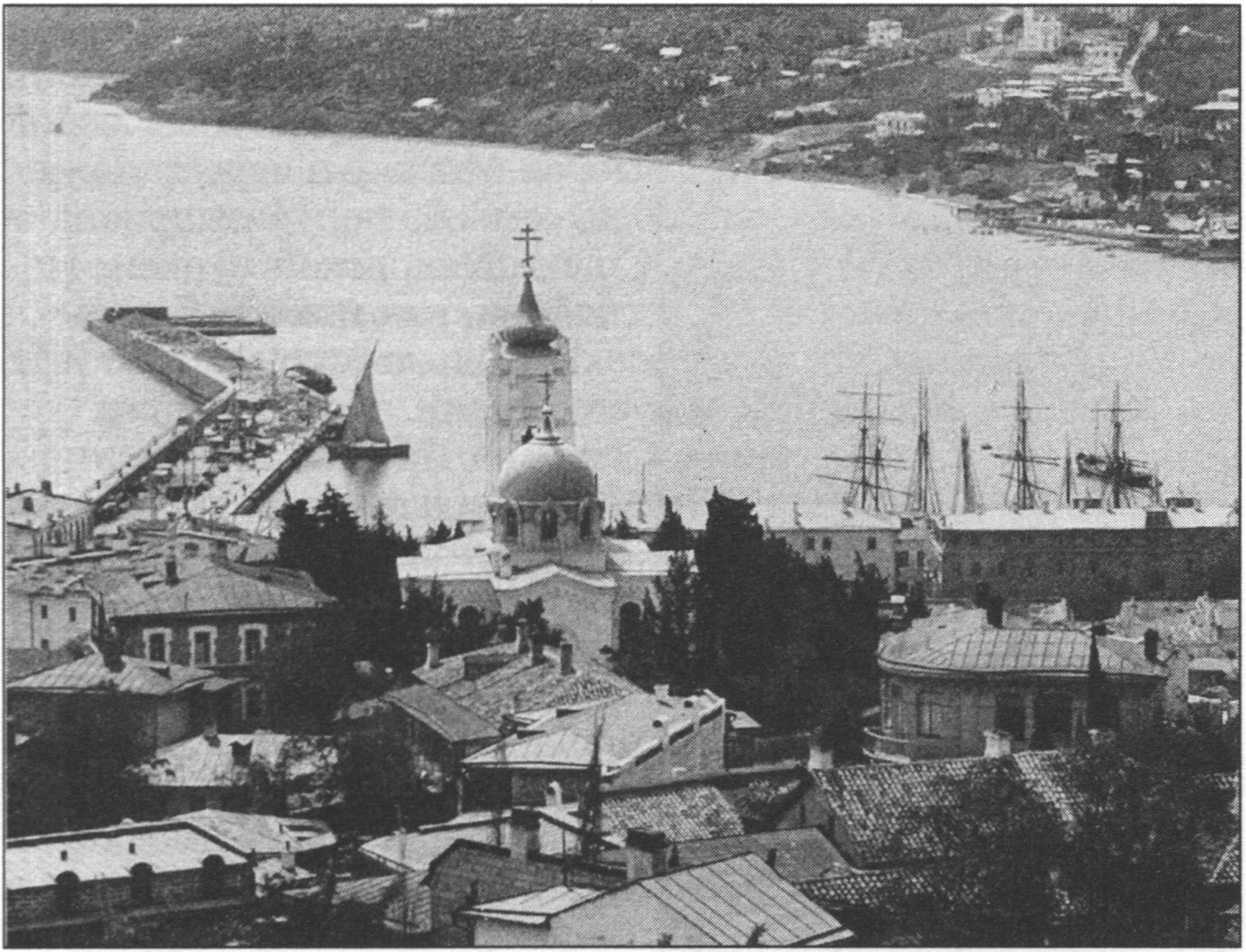 Ялта. Храм Св. Иоанна Златоустого. Разрушен (за исключением колокольни) в 1941 г. Восстановлен архитектором А.В. Петровой в 1998 г. в первоначальном облике по проекту Г.И. Торичелли (1834). Фрагмент фото В. Сокорнова, начало XX в Ялта. Храм Св. Иоанна Златоустого. Разрушен (за исключением колокольни) в 1941 г. Восстановлен архитектором А.В. Петровой в 1998 г. в первоначальном облике по проекту Г.И. Торичелли (1834). Фрагмент фото В. Сокорнова, начало XX в