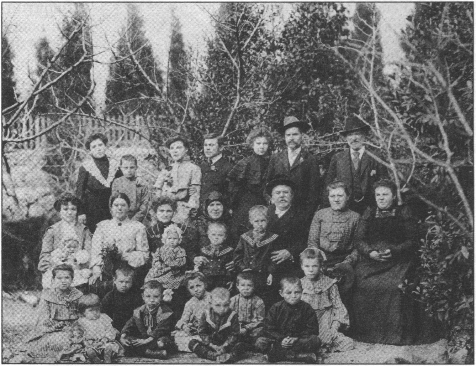 Семья Дзеульских. Ялта, 1890-е годы. В центре возле Павла Павловича, главы семейства, стоит мальчик в матроске, будущий штабс-капитан Александр Дзеульский (расстрелян в декабре 1920 г. в Багреевке). Собрание Н.К. Запаращук-Рыбаковской (Ялта). Публикуется впервые Семья Дзеульских. Ялта, 1890-е годы. В центре возле Павла Павловича, главы семейства, стоит мальчик в матроске, будущий штабс-капитан Александр Дзеульский (расстрелян в декабре 1920 г. в Багреевке). Собрание Н.К. Запаращук-Рыбаковской (Ялта). Публикуется впервые