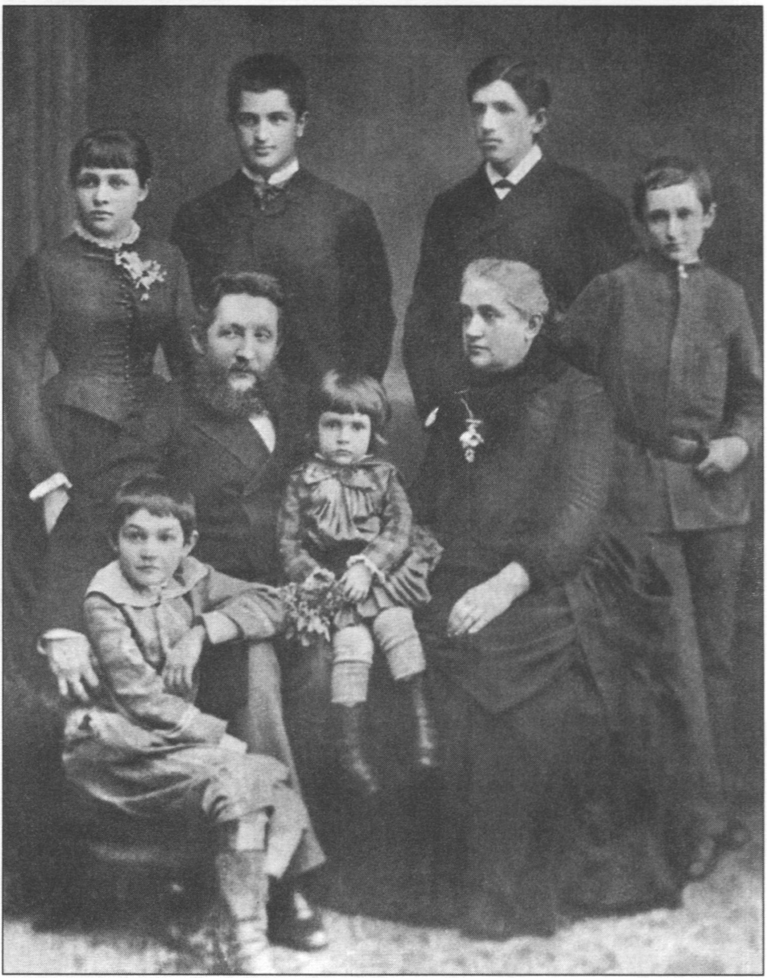 Семья Алчевских. Фото 1880-х годов. Третий слева стоит Дмитрий Алексеевич (расстрелян в декабре 1920 г. в Багреевке) Семья Алчевских. Фото 1880-х годов. Третий слева стоит Дмитрий Алексеевич (расстрелян в декабре 1920 г. в Багреевке)