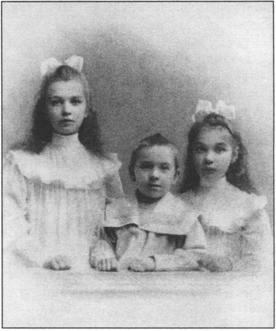 Внуки А.Н. Витмера — Лидия, Михаил (расстрелян в январе 1921 г. в Багреевке), Нина. Фото около 1905 г. Собрание Л.Ю. Меньшиковой (Петербург) Внуки А.Н. Витмера — Лидия, Михаил (расстрелян в январе 1921 г. в Багреевке), Нина. Фото около 1905 г. Собрание Л.Ю. Меньшиковой (Петербург)