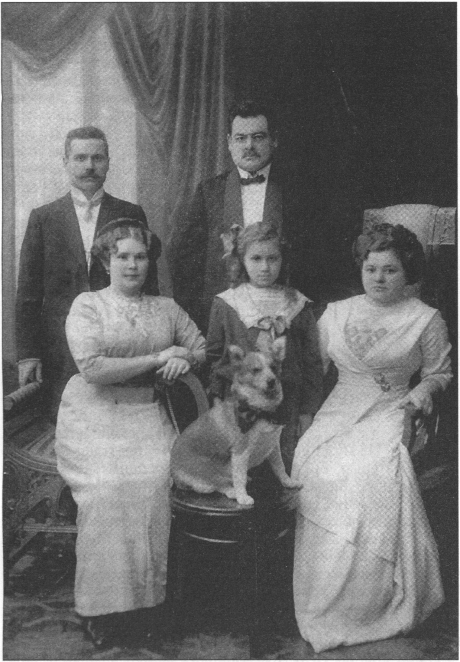 Г.Г. Харченко и А.Ф. Фролов-Багреев (расстреляны в декабре 1920 г.). В первом ряду, слева направо: Мария Волжанинова (гражд. жена А.Ф. Фролова-Багреева, расстреляна вместе с мужем), дочь супругов Харченко — Мария, Екатерина Харченко (жена Г.Г. Харченко). Фотография С. Коган. Собрание Н.К. Запаращук-Рыбаковской. Публикуется впервые Г.Г. Харченко и А.Ф. Фролов-Багреев (расстреляны в декабре 1920 г.). В первом ряду, слева направо: Мария Волжанинова (гражд. жена А.Ф. Фролова-Багреева, расстреляна вместе с мужем), дочь супругов Харченко — Мария, Екатерина Харченко (жена Г.Г. Харченко). Фотография С. Коган. Собрание Н.К. Запаращук-Рыбаковской. Публикуется впервые