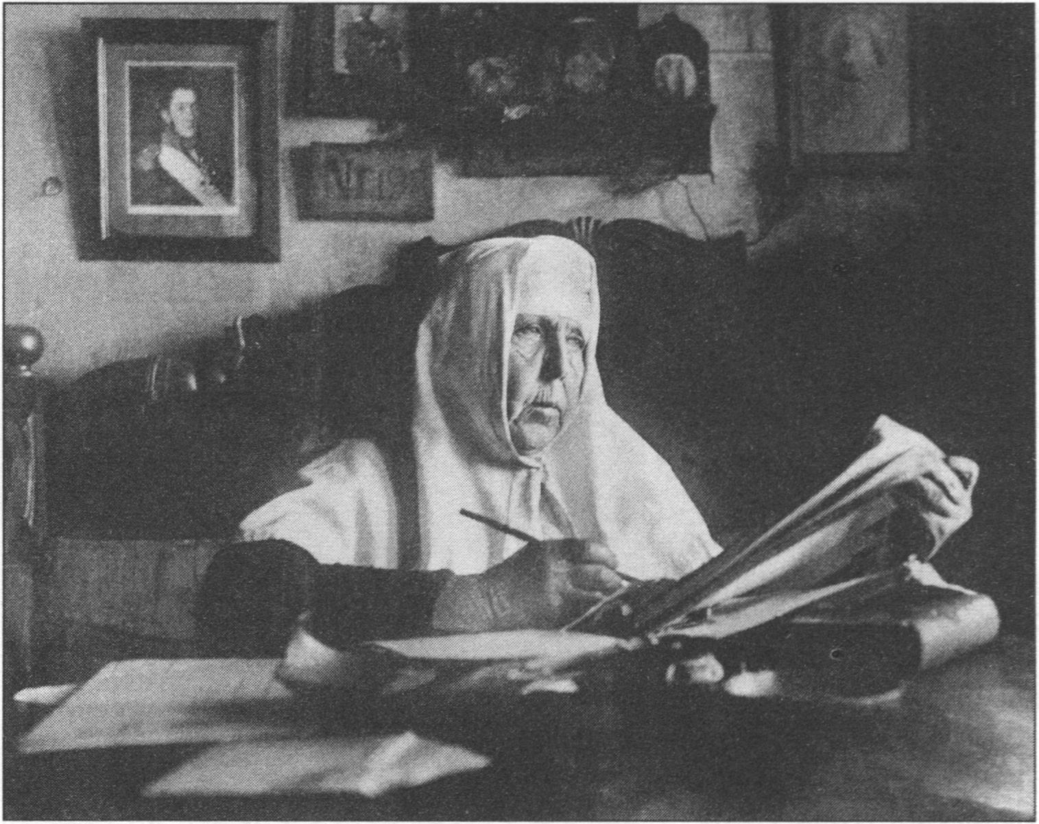 Княжна Елизавета Петровна Багратион, старшая сестра Александра Петровича Багратиона, расстрелянного в декабре 1920 г. в Багреевке. Фотография сделана в 1940 г. в доме Багратионов в Ялте. Фонды Ялтинского историко-литературного музея. Публикуется впервые Княжна Елизавета Петровна Багратион, старшая сестра Александра Петровича Багратиона, расстрелянного в декабре 1920 г. в Багреевке. Фотография сделана в 1940 г. в доме Багратионов в Ялте. Фонды Ялтинского историко-литературного музея. Публикуется впервые