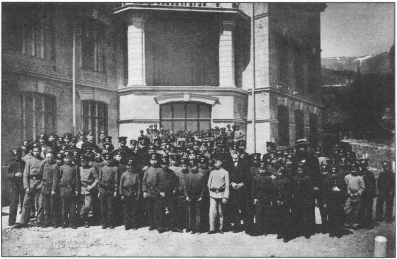 Ученики Ялтинской мужской гимназии перед центральным фасадом ее здания. В первом ряду возле мальчика в светлой форме стоит директор гимназии Иван Юрьевич Сабин-Гус (расстрелян в декабре 1920 г. в Багреевке). Фонды Алупкинского дворца-музея. Публикуется впервые Ученики Ялтинской мужской гимназии перед центральным фасадом ее здания. В первом ряду возле мальчика в светлой форме стоит директор гимназии Иван Юрьевич Сабин-Гус (расстрелян в декабре 1920 г. в Багреевке). Фонды Алупкинского дворца-музея. Публикуется впервые