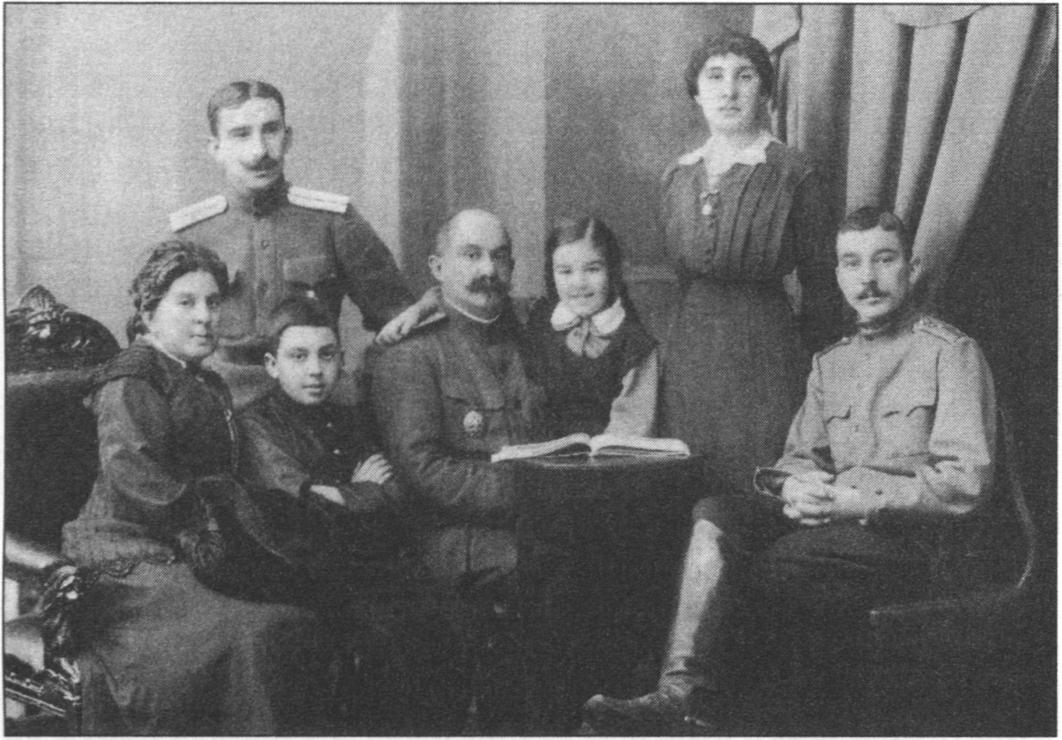 Семья Ракитиных. В центре — Владимир Семенович (расстрелян в декабре 1920 г. в Багреевке), на его коленях сидит дочь Тамара (в замуж. Черкес). Слева — жена Елена Калустовна (урожд. Мурзаева, в первом браке Котинкова) с сыном Сергеем Ракитиным. За ними стоит Владимир Михайлович Котинков (сын от первого брака). Справа — ее дети от первого брака: Екатерина (стоит) и Петр (сидит; расстрелян в Ялте в 1918 г.). Брат Е.К. Ракитиной — Владимир Калустович, — мировой судья Карасубазара, был расстрелян в начале декабря в Феодосии. Фото около 1917 г., Ялта. Собрание Т.Е. Манцевой (Москва). Публикуется впервые Семья Ракитиных. В центре — Владимир Семенович (расстрелян в декабре 1920 г. в Багреевке), на его коленях сидит дочь Тамара (в замуж. Черкес). Слева — жена Елена Калустовна (урожд. Мурзаева, в первом браке Котинкова) с сыном Сергеем Ракитиным. За ними стоит Владимир Михайлович Котинков (сын от первого брака). Справа — ее дети от первого брака: Екатерина (стоит) и Петр (сидит; расстрелян в Ялте в 1918 г.). Брат Е.К. Ракитиной — Владимир Калустович, — мировой судья Карасубазара, был расстрелян в начале декабря в Феодосии. Фото около 1917 г., Ялта. Собрание Т.Е. Манцевой (Москва). Публикуется впервые